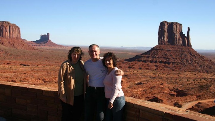 Gruppenfoto vor West Mitten Butte im Monument Valley